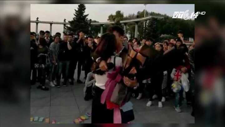 Chàng trai tỏ tình thành công bằng 999 hộp bao cao su