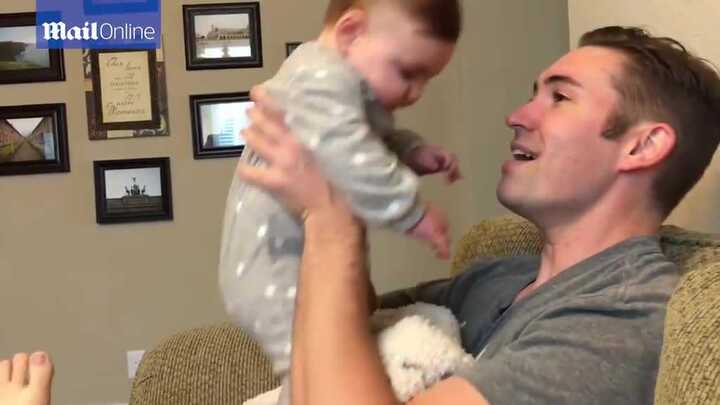 Em bé khóc nức nở, không nhận ra bố sau khi cạo râu