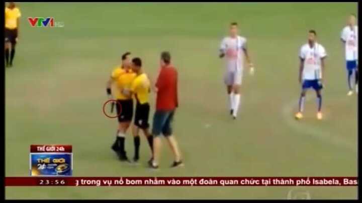 Trọng tài rút súng lục giữa trận đấu khiến cầu thủ chạy trối chết