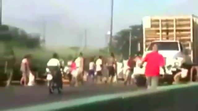 Clip: Quá đói, dân Venezuela đổ xô đi chặn xe tải, cướp gà