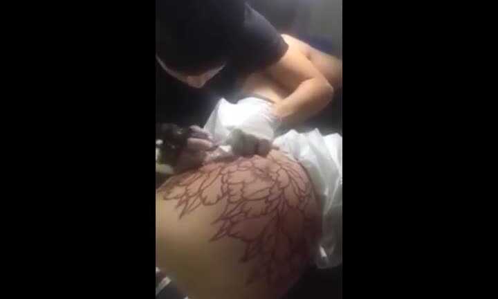 Clip bà bầu chửa 'vượt mặt' vẫn xăm hình hoa mẫu đơn kín bụng gây tranh cãi