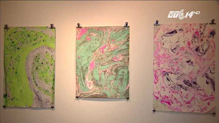 Nghệ sỹ Mỹ gốc Việt dùng váng nước bẩn Hồ Tây để in tranh