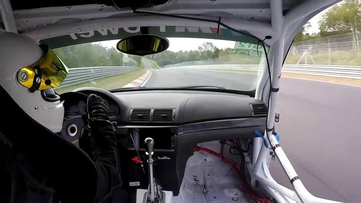 BMW bị thổi bay cửa khi phóng 280km/h trên đường đua nguy hiểm nhất hành tinh