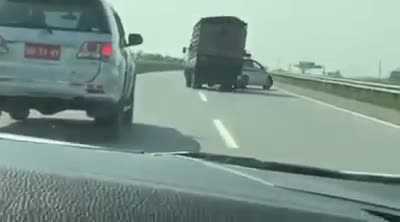 CSGT rượt đuổi xe tải chở lợn trên cao tốc như phim hành động