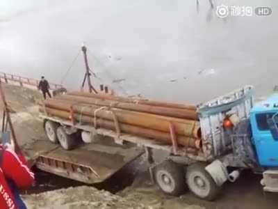 Lùi xuống xà lan bất thành, xe tải chở thép gãy gập, chìm nghỉm