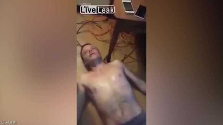 Con gái 'tường thuật trực tiếp' cảnh bố mẹ phê ma túy tại nhà