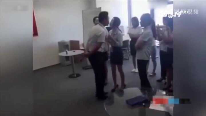 Để 'thắt chặt' tình đồng nghiệp, nữ nhân viên xếp hàng cho ông chủ hôn mỗi sáng