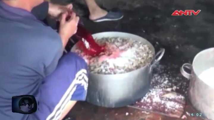 Gian thương nhuộm phẩm màu, 'phù phép' tôm chết thành tôm khô đỏ au