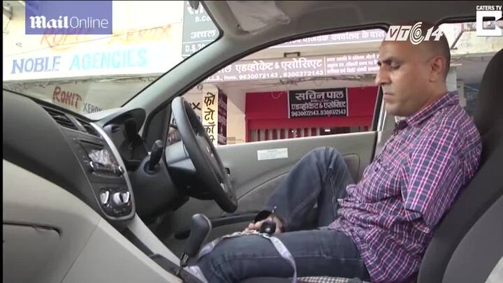 Cấp bằng cho tài xế lái ôtô bằng... chân