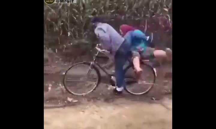 Đạp xe chở người yêu đi chơi và cái kết bi hài