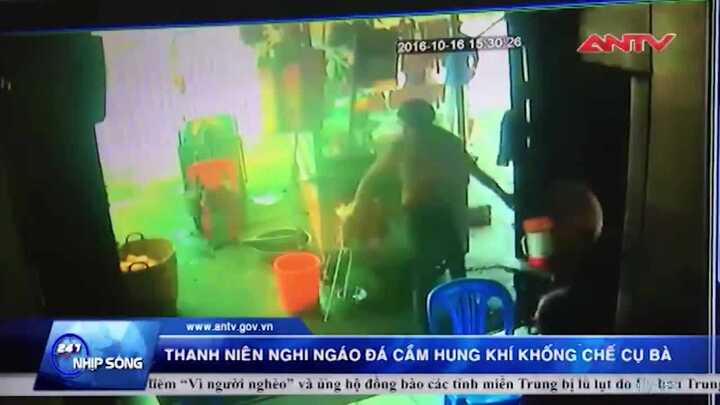 Clip 'ngáo đá' cầm xiên nhọn khống chế, dọa giết cụ bà