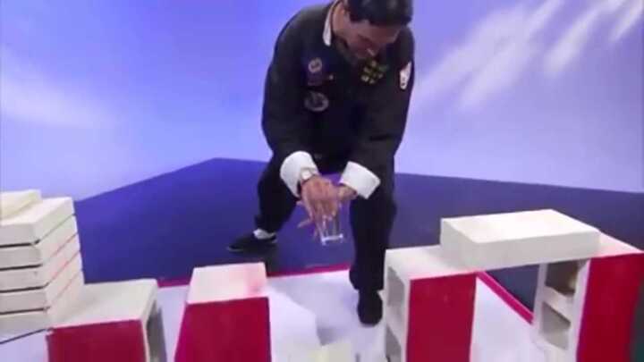 MC vô tình làm lộ mánh 'kungfu lừa gạt' của võ sư 'dỏm' ngay trên sóng trực tiếp