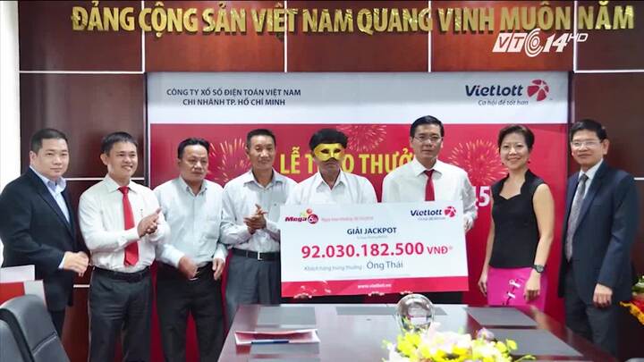 Đeo mặt nạ nhận thưởng giải xổ số 92 tỷ đồng