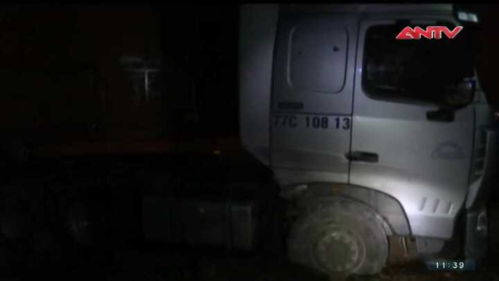 Container 'điên' tông sập nhà, cả gia đình hút chết