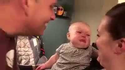 Clip em bé mếu máo khóc òa mỗi khi bố mẹ hôn nhau gây 'bão' mạng