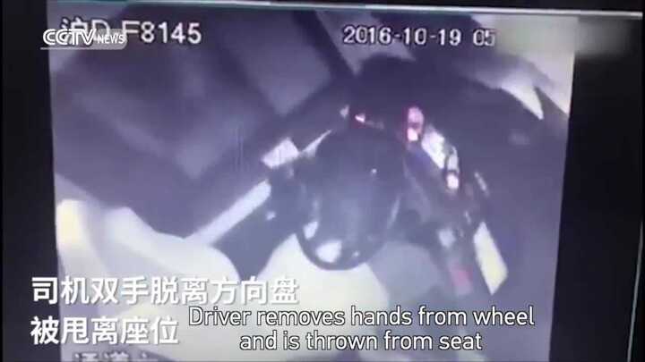 Tài xế buông vô lăng, ngã khỏi ghế lái khiến xe buýt đâm sầm vào trường học