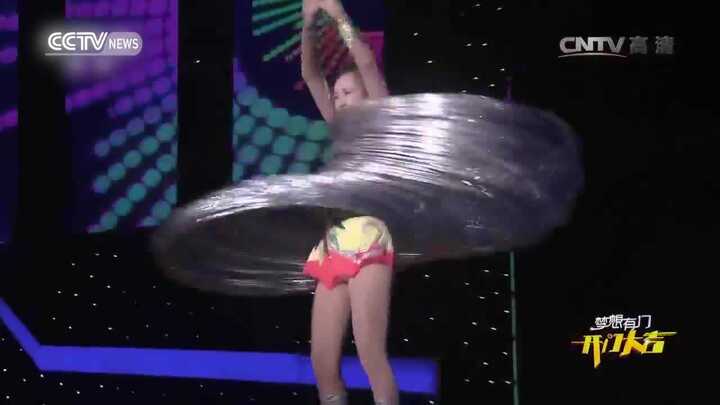 Choáng váng xem cô gái xinh đẹp lắc 305 chiếc vòng cùng lúc