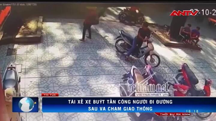 Clip toàn cảnh tài xế xe buýt hung hãn dùng dao đâm người giữa phố