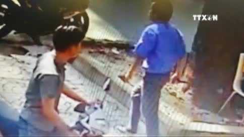 Tạm giữ tài xế xe buýt cầm dao đâm người giữa phố Sài Gòn
