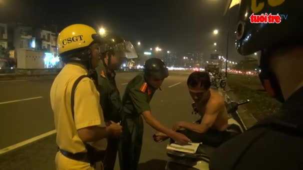 Đi vào đường cấm bị kiểm tra, bôi phân lên xe thách thức cảnh sát