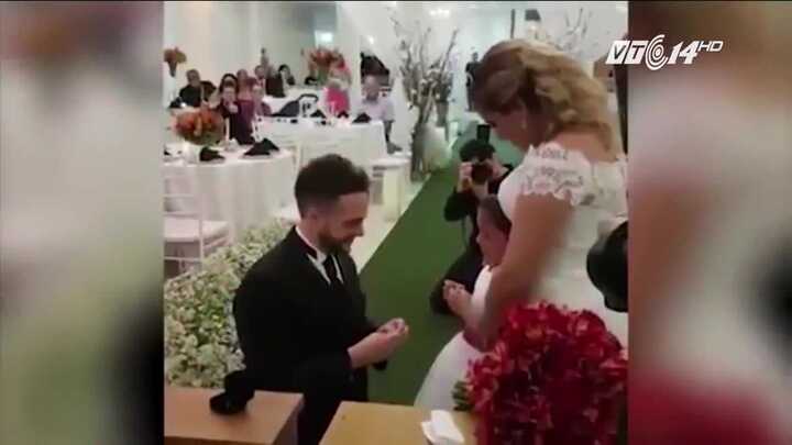 Xúc động cảnh chú rể quỳ gối, trao nhẫn cho con gái của cô dâu giữa hôn lễ