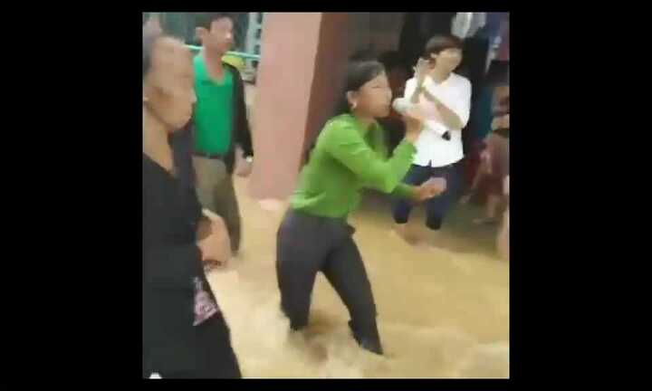 Người Quảng Bình say sưa múa hát trong 'đám cưới lụt' có một không hai