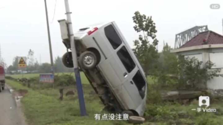 Tai nạn oái oăm: Ôtô 'leo' cột điện, cắm đầu xuống đất