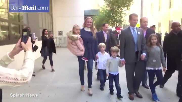 Clip: Con trai Donald Trump dắt cả gia đình đi bỏ phiếu cho bố