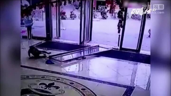 Bé gái bị cửa kính của trung tâm thương mại đổ sập vào người