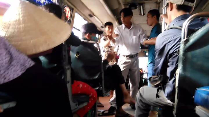 Clip: Giang hồ lừa đảo ngang nhiên đánh dã man hành khách trên xe bus