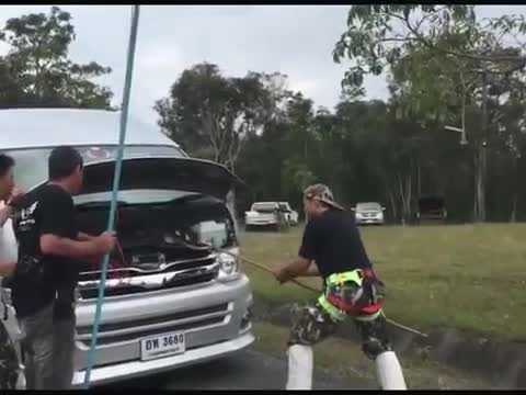 Kinh hãi phát hiện rắn hổ mang chúa dài 3,6 mét nấp trong nắp capô