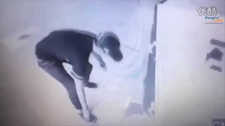 ATM đột nhiên tuôn tiền như suối, nam thanh niên sướng rơn nhặt về