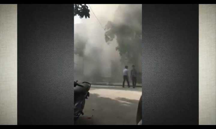 Clip hiện trường đen kịt khói vụ nổ bốt điện nghiêm trọng ở Hà Đông