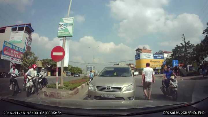 Ôtô đi ngược chiều gặp phải tài xế 'cứng'