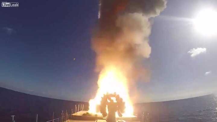 Clip: Chiến hạm Nga phóng loạt tên lửa hành trình diệt IS từ trên biển