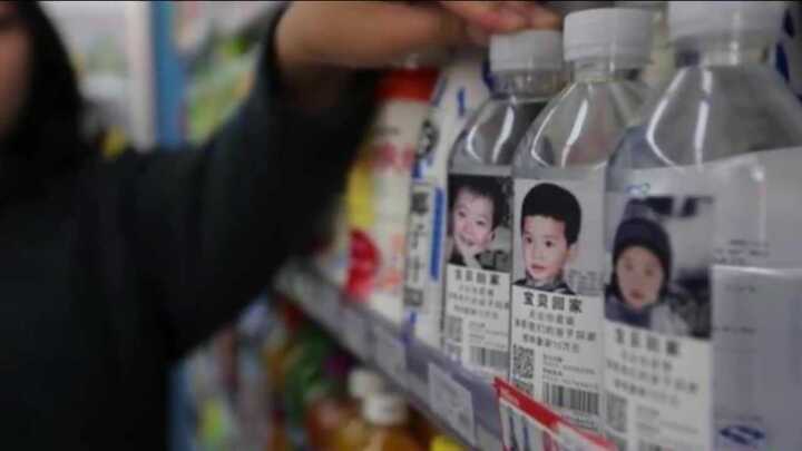 Công ty nước khoáng in hình trẻ mất tích lên nước đóng chai