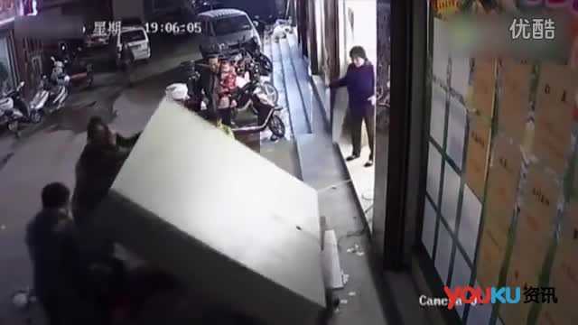 Tủ đồ trước cửa siêu thị đổ ập, bé trai 6 tuổi bị đè chết thương tâm