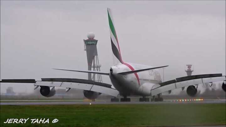 Nghẹt thở clip máy bay chở khách lớn nhất thế giới vật lộn hạ cánh kiểu 'con cua'