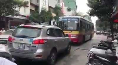 Xe buýt nghênh ngang lấn làn, bị ôtô đấu đầu ép lùi trên phố Hà Nội