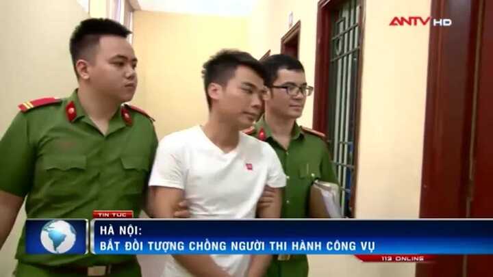 Clip: Bắt 'quái xế' vượt đèn đỏ, tông CSGT Hà Nội