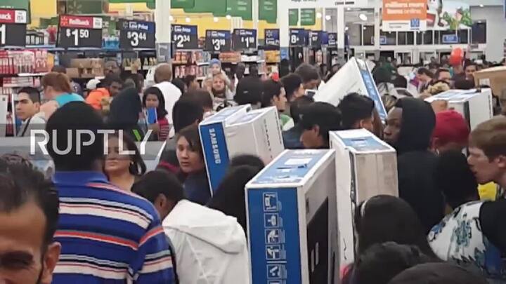 Biển người tràn vào siêu thị, mua sắm điên cuồng trong ngày Black Friday