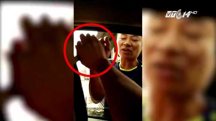 Video: Manh động dùng dao thu tiền trông xe, bị tạm giữ hình sự