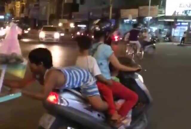Hoảng hồn clip người phụ nữ 'làm xiếc' với tính mạng trẻ nhỏ giữa Sài Gòn