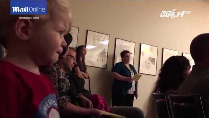 Bé 2 tuổi bật khóc khi lần đầu nghe Sonata Ánh trăng