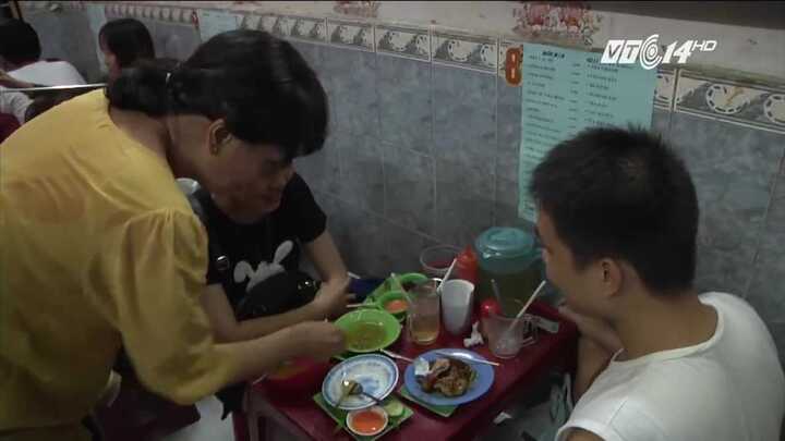 Clip: Bà chủ quán tính tiền như đọc rap gây 'sốt' ở TP.HCM