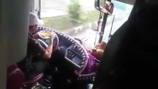 Tài xế vừa lái xe vừa ăn mỳ gói: Ủy ban An toàn Giao thông Quốc gia đề nghị xử nghiêm