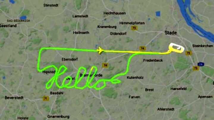 Phi công lái máy bay điệu nghệ, viết chữ, vẽ hoa trên màn hình radar