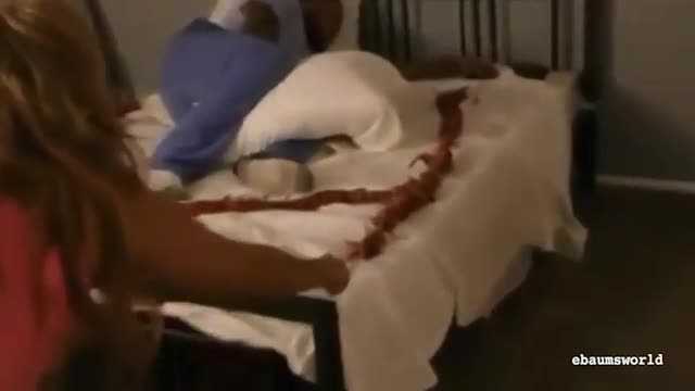 'Tóc vàng hoe' đốt pháo trên giường đánh thức người yêu, suýt đốt cháy nhà