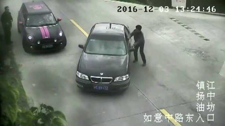 Tài xế bất cẩn, lùi xe đốn ngã xe máy rồi lao thẳng xuống sông