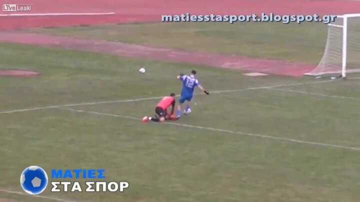 Pha bỏ lỡ khó tin trong lịch sử bóng đá thế giới